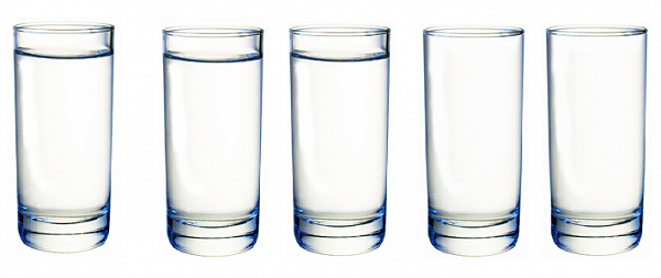 Четверо стаканов. Пустой стакан. Пустой стаканчик. Четыре стакана. Три стакана с водой.
